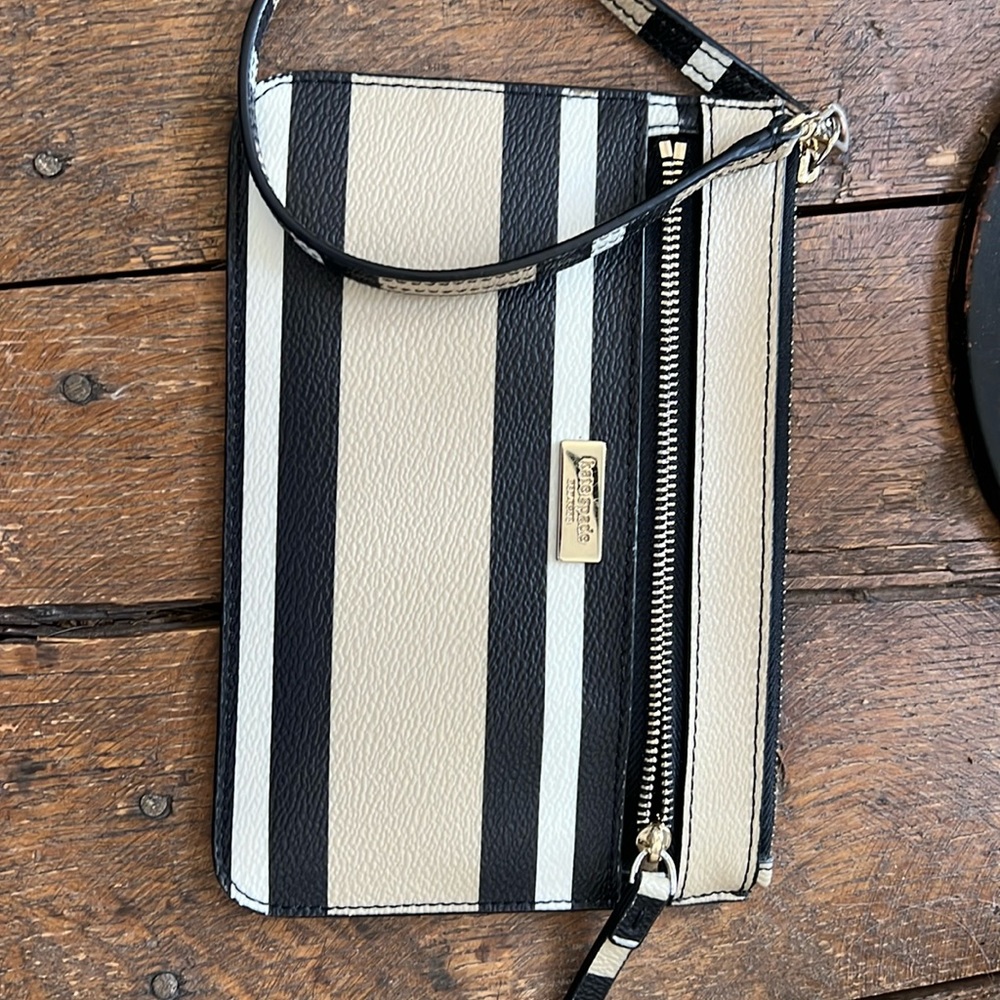 Kate Spade leather wristlet. Very good condition